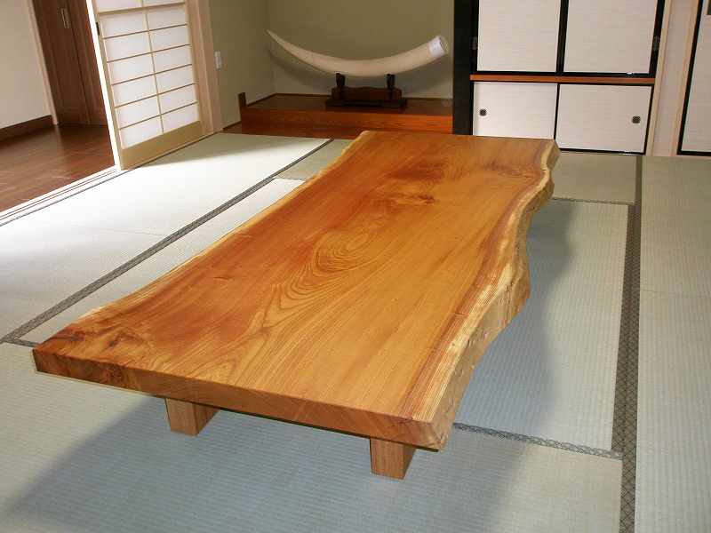 通常納期無垢一枚板座卓 870x700x460mm 天板厚95mm 黄金色 瘤 切株 センターテーブル ローテーブル 架台 座卓、ちゃぶ台