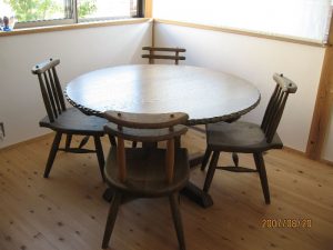 アンティークモダン家具の丸テーブル