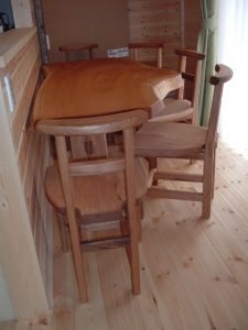 ケヤキのカウンターテーブルと椅子