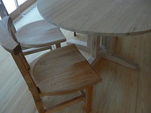 無垢丸テーブルと椅子