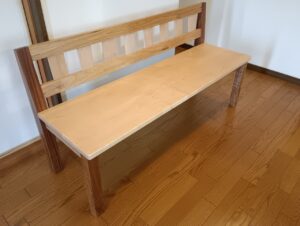 背付きベンチ