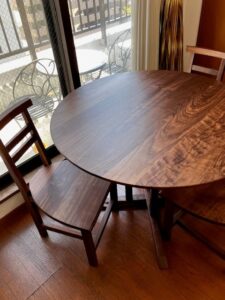 無垢丸テーブルと無垢椅子